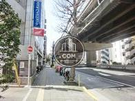街路樹の立ち並ぶ歩道
