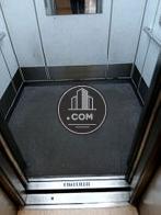 エレベーター内部