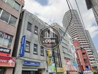 通り沿いにはビルが並びます