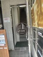 ガラス張りの手動扉が設置されています