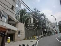 代官山駅方面に向う坂道に面しています