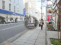 人の流れが多い前面通り