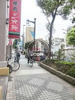 沢山の人が行き交うエリア