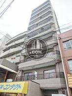 玄関前から見上げた外装