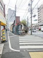 玄関前は2つの道に枝分かれする分岐点です