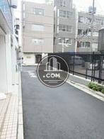玄関前の通り