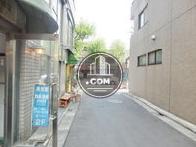 玄関前の路地