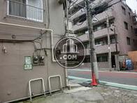 目の前にもビルが立っています