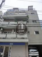 通りに面してバルコニー設置されています