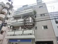 正面向って右側には出窓が設置されています