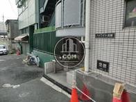 入り口は正面左