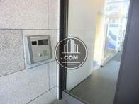 玄関の壁面にあるオートロックのインターフォン