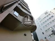階段は建物の裏側