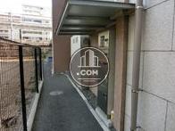 側面にポストや宅配ロッカーを設置