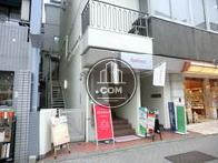 正面玄関遠景です