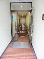奥にエレベーターがあります