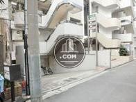 隣のビルも似た造りですね