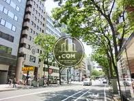 街路樹の立ち並ぶ通り