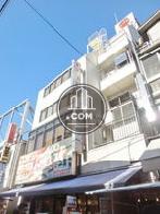 ホワイトの外装で覆われた建物