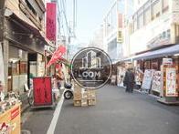 沢山の店舗が建ち並ぶエリア