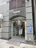 両開きのガラス戸が設置されています