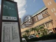 ビル前にはバス停があるので交通の便は大変便利です
