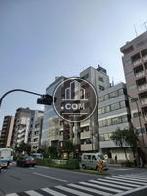 綺麗なビルが建ち並ぶなかの1棟です