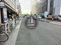 側面の通りは幅が広めです