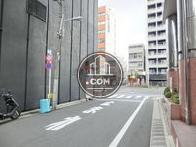 隣接する側道奥からの眺め