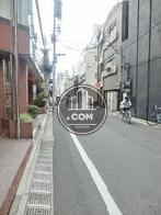 玄関前の通り