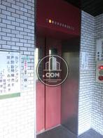 赤いエレベーターが特徴的です
