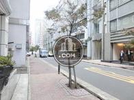 玄関前の綺麗に舗装された歩道