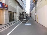 ビルの側道
