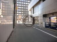 正面突き当たりは晴海通り