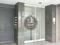 シンプルなデザインの出入り口