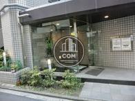 植栽と電灯です