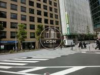人が多く行き交っています