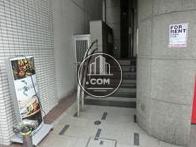 階段の先にエレベーターがあります