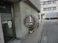 玄関は脇道側にあります