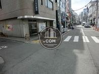 前面の商店街の通りです
