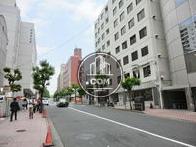 線路沿い、ファイヤー通りに面しています