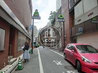 裏手は商店の多い「末広通り」です