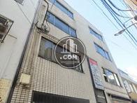 4連に配列された窓