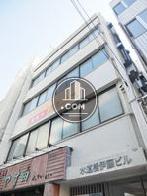 8連に配置された窓