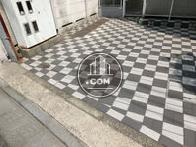 道路と敷地との間にわずかに段差があります
