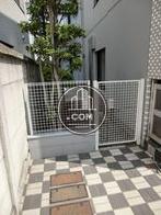 建物正面脇の門