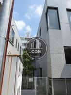 隣の建物との間は余裕があります