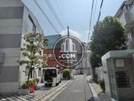 周辺は静かな住宅街
