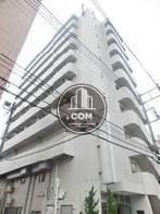 前面通りから見上げた外観