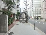 街路樹の配置された前面通り